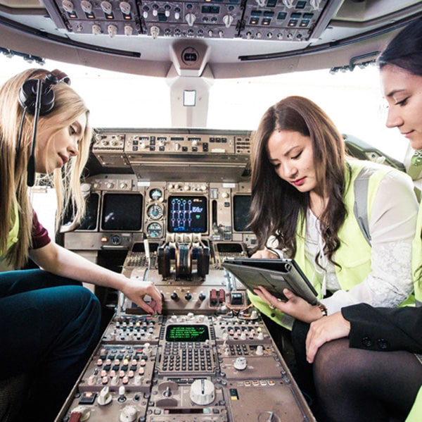 Women-as-Aircraft-Maintenance-Engineers